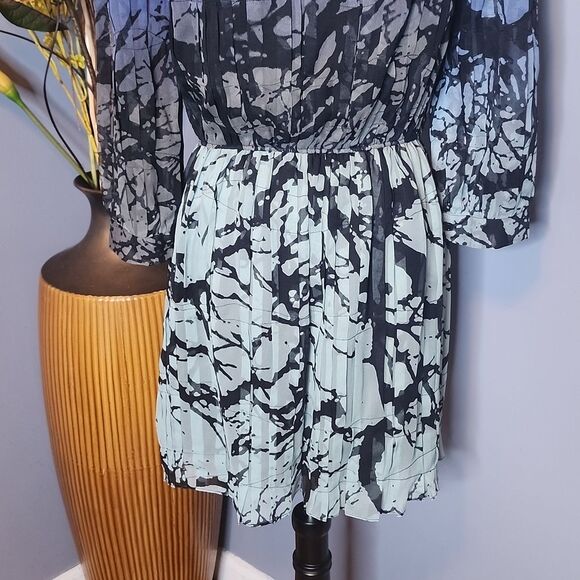 Diane Von Furstenberg Pialla Pleated Dress Size 6 DVF - Picture 9 of 16